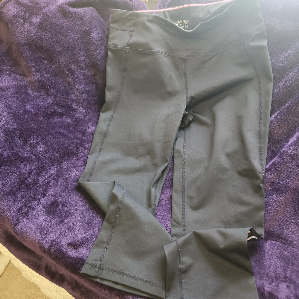 Calvin Klein 20" Cropped Black Leggings with Iridescent "CALVIN" Logo - Picture 6 of 8